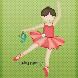 Pu&ograve; includere: Una ballerina con un tut&ugrave; rosa e un top rosso sta ballando con un numero nove verde. Il testo "Ladies Dancing" &egrave; sotto la ballerina. Lo sfondo &egrave; un motivo verde testurizzato.