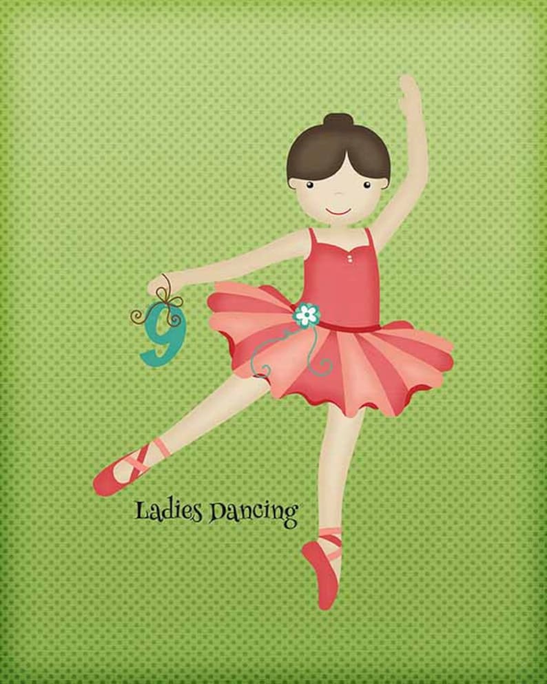 Pu&ograve; includere: Una ballerina con un tut&ugrave; rosa e un top rosso sta ballando con un numero nove verde. Il testo "Ladies Dancing" &egrave; sotto la ballerina. Lo sfondo &egrave; un motivo verde testurizzato.