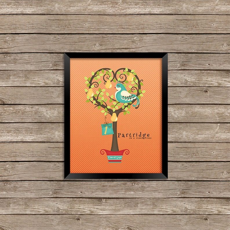 Pu&ograve; includere: Una stampa incorniciata di un albero a forma di cuore con un uccello blu appollaiato su un ramo. L'albero &egrave; decorato con pere gialle e il testo "Partridge - In a Pear Tree". L'albero &egrave; in un vaso rosso con il testo "Tree of Love".