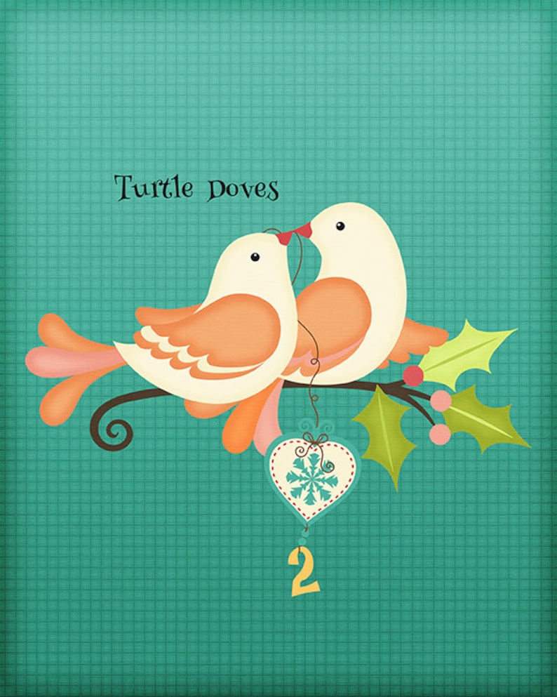 Pu&ograve; includere: Due colombe arancioni e bianche posate su un ramo con foglie di agrifoglio verdi e bacche rosse. Un ornamento a forma di cuore blu-verde con un disegno di fiocco di neve pende dal ramo con il numero "2" sotto. Lo sfondo &egrave; un motivo a griglia blu-verde. Il testo "Turtle Doves" &egrave; in cima all'immagine.