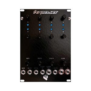 Könnte beinhalten: Schwarzer elektronischer Musiksequenzer mit dem Wort "Sequencer" oben. Er hat Knöpfe, Tasten und blaue Lichter. Das Panel hat Eingänge mit der Bezeichnung "Rate", "Steps", "Length" und "Glide".
