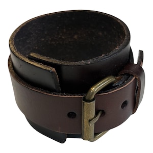 Armband i mörkbrunt garvat äkta läder med dubbel manschett, pärltillbehör i grossistledet, spänne i antikguld, stansämne