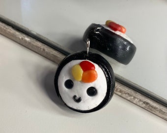 Charme sushi mignon, breloque sushi kawaii en polymère, pendentif rouleau de sushi.