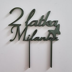 Puede incluir: Topper para pastel impreso en 3D de color verde con el texto "2 latka Milanka" en una fuente cursiva.