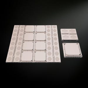 Op de afbeelding: Een set van negen vierkante panelen met een getextureerde rand en een wit centrum. De panelen zijn gerangschikt in een 3x3 raster. Er zijn twee extra panelen met een getextureerd oppervlak. Alle panelen zijn gemaakt van lichtgrijs materiaal.