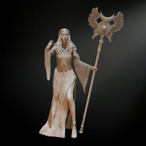 Può includere: Una scultura in ceramica bianca di una donna che indossa un lungo abito fluido e tiene uno scettro con un design alato. Lo scettro ha un globo circolare in cima.