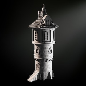 Könnte beinhalten: Ein detaillierter, grauer Miniatur-Burgturm mit konischem Dach, kleinen Fenstern und einer steinartigen Textur. Der Turm hat eine Tür mit Stufen, die hinaufführen, vor dunklem Hintergrund.