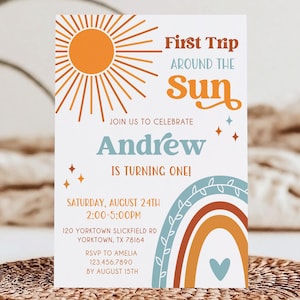 Puede incluir: Una invitación colorida para una fiesta de primer cumpleaños con un diseño de sol y arcoíris. La invitación dice "Primer viaje alrededor del sol" y "¡Andrew cumple un año!" con detalles para la fiesta el 24 de agosto de 2:00 a 5:00 PM.