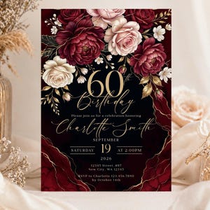 Pode incluir: Um convite de 60º aniversário com um design floral. O convite apresenta detalhes em bordô, creme e dourado. O texto inclui o nome "Charlotte Smith", a data, a hora e as informações de RSVP. O fundo é escuro com veios dourados.