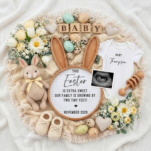 Könnte beinhalten: Eine Babyankündigung im Oster-Design mit einem Hasen, Babyschuhen und einem Body. Der Text lautet: "THIS Easter IS EXTRA SWEET OUR FAMILY IS GROWING BY TWO TINY FEET! NOVEMBER 2026".