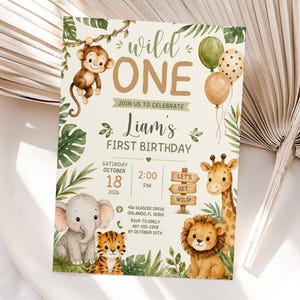Pode incluir: Um convite de anivers&aacute;rio retangular com tema de selva, apresentando um macaco, elefante, tigre, le&atilde;o e girafa. O texto diz wild ONE, Liam's FIRST BIRTHDAY, s&aacute;bado, 18 de outubro de 2026, 14h, incluindo detalhes do evento.