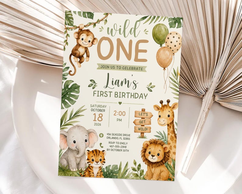 Pode incluir: Um convite de anivers&aacute;rio retangular com tema de selva, apresentando um macaco, elefante, tigre, le&atilde;o e girafa. O texto diz wild ONE, Liam's FIRST BIRTHDAY, s&aacute;bado, 18 de outubro de 2026, 14h, incluindo detalhes do evento.