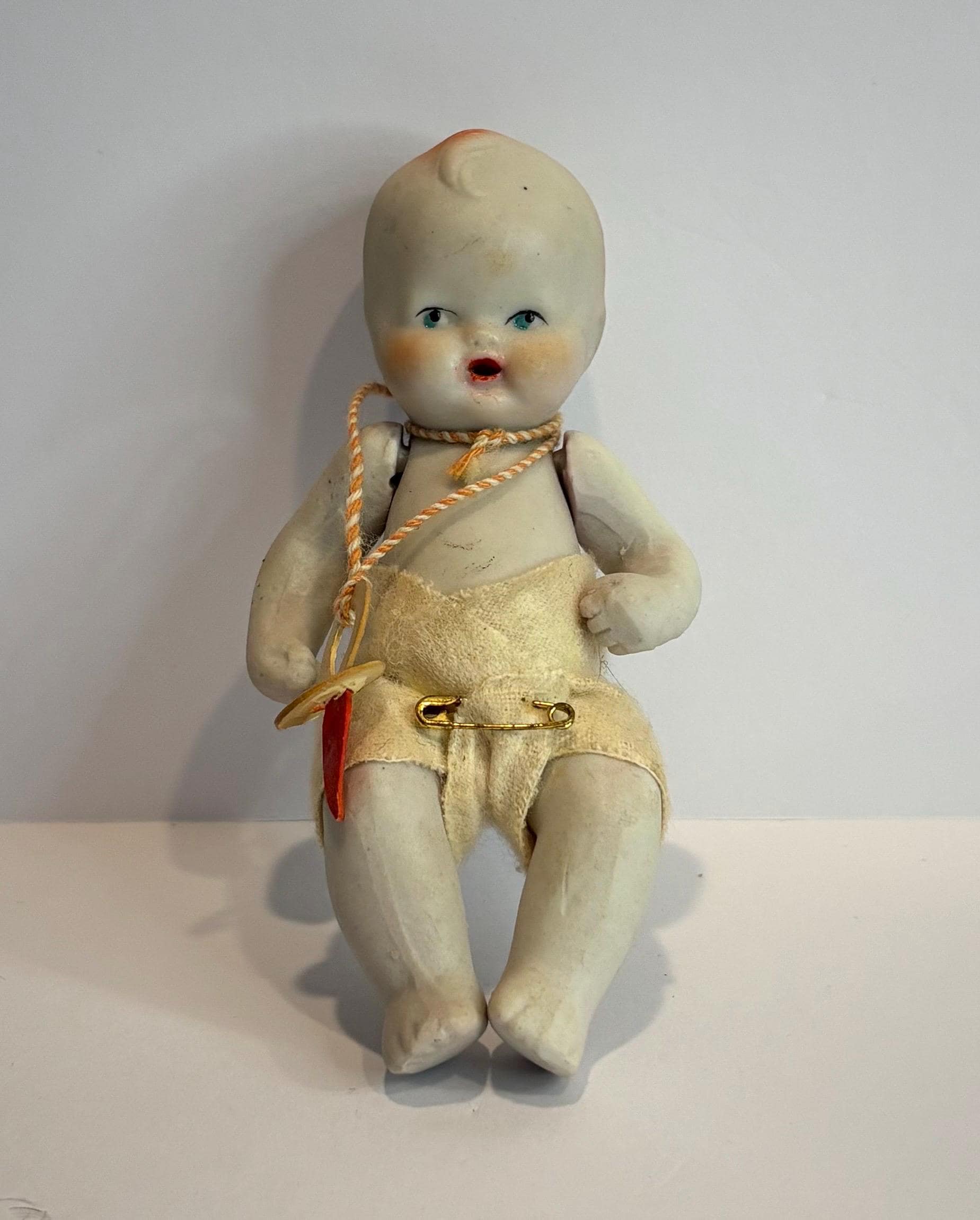 AKa6805　古い　赤ちゃん　ビスクドール　当時物 Vintage Bisque Porcelain Baby Doll With Movable Arms & Legs. Made