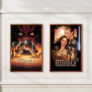 Könnte beinhalten: Zwei rechteckige gerahmte Poster mit Star Wars Filmmotiven. Das linke Poster zeigt Episode I Die dunkle Bedrohung mit Darth Maul, Königin Amidala, Qui-Gon Jinn und Obi-Wan Kenobi. Das rechte Poster zeigt Episode II Angriff der Klonkrieger.
