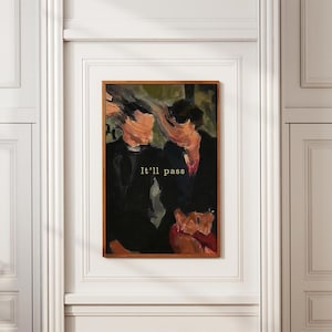 Puede incluir: Impresión artística abstracta en un marco de madera. La obra presenta dos figuras con rostros borrosos, pintadas en tonos negros, marrones y rojos. El texto "It'll pass" está escrito en dorado. La obra se exhibe en una pared blanca.