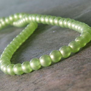 Perle de verre tchèque dorée suédée 4 mm Druk : DERNIÈRES 100 pièces Daim doré olive 4 mm Druk