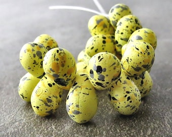 NUEVA cuenta de vidrio checo moteada de color amarillo narciso de 9 x 6 mm en forma de lágrima: tira completa de 25 piezas en forma de lágrima