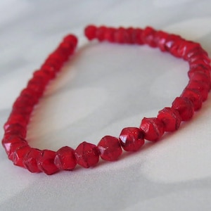 Cuentas de vidrio checo Red Hots de 4 mm con corte inglés Nugget Picasso: hebra completa de cuentas Nugget rojas de 4 mm