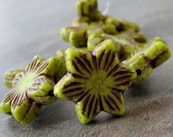 Chartreuse Grün Bronze 16 mm Stern Blume Tschechische Glasperle: 4 Stück Tschechische Blumenbeads