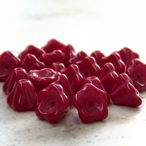 Cuentas de vidrio checas de 8 x 6 mm con forma de flor de campana, color rojo opaco: 25 cuentas de flor roja