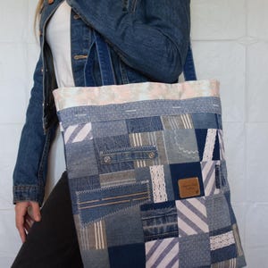 Graue & Weiße Patchwork Denim Einkaufstasche - Upcycled Grau & Weiße Schultertasche von ReMotivierten Jeans KOSTENLOSER VERSAND