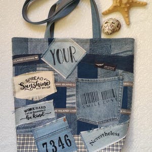 Inspirierende Upcycled Denim Tote Bag - Handgemachte Patchwork-Umhängetasche mit aufbauenden Zitaten, langen Henkeln, Reißverschluss, KOSTENFREIER VERSAND
