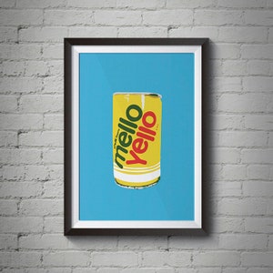 Puede incluir: Una lata amarilla con las palabras "mello yello" impresas en letras verdes y rojas. La lata está sobre un fondo azul.