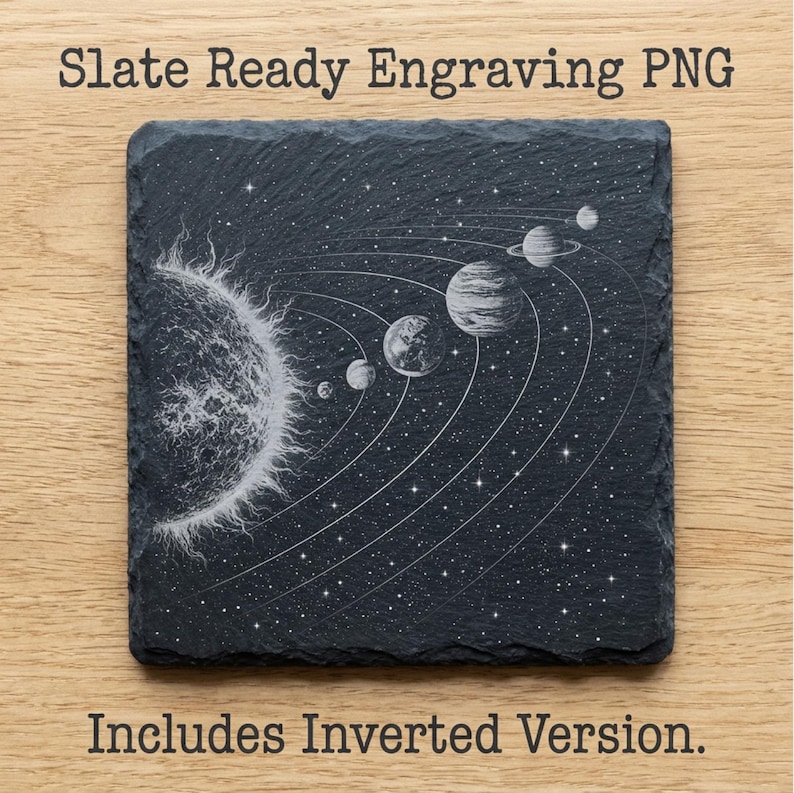 Pu&ograve; includere: Un sottobicchiere quadrato in ardesia grigio scuro con un'incisione dettagliata del sistema solare, tra cui il sole, i pianeti e le stelle. Il testo "Slate Ready Engraving PNG" e "Includes Inverted Version" &egrave; visualizzato.
