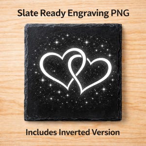 Puede incluir: Un posavasos cuadrado de pizarra negra con un diseño de corazones blancos entrelazados y un fondo estrellado. El texto "Slate Ready Engraving PNG" y "Includes Inverted Version" se muestra en el posavasos.