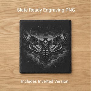 Könnte beinhalten: Quadratischer schwarzer Schieferuntersetzer mit einer detaillierten Schwarz-Weiß-Illustration einer Motte mit einem Totenkopf auf ihrem Körper. Der Text "Slate Ready Engraving PNG" und "Includes Inverted Version" sind ebenfalls sichtbar.