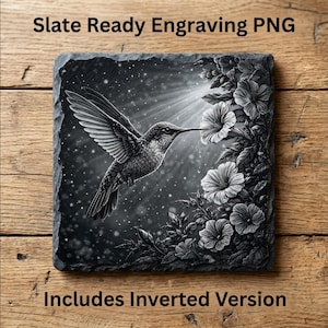 Peut inclure: Un dessous de verre carré en ardoise avec une illustration en noir et blanc d'un colibri et de fleurs. Le texte "Slate Ready Engraving PNG" et "Includes Inverted Version" sont visibles. Mesure environ 10 cm x 10 cm.