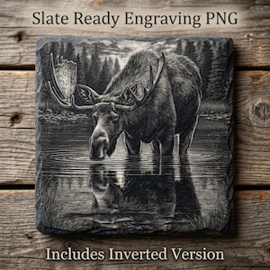 Op de afbeelding: Zwart-wit leigravure met een eland in het water, met een bos op de achtergrond. De tekst "Slate Ready Engraving PNG" staat bovenaan en "Includes Inverted Version" onderaan. De weerspiegeling van de eland is zichtbaar in het water.