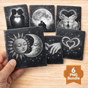 Puede incluir: Un conjunto de seis posavasos de pizarra negra con ilustraciones románticas. Los diseños incluyen siluetas de parejas, una escena a la luz de la luna, conejos besándose, un sol y una luna, manos entrelazadas y un corazón brillante. Los posavasos están etiquetados con un gráfico "6 PNG Bundle".