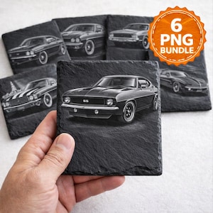 Könnte beinhalten: Sechs schwarze Schieferuntersetzer mit klassischen Autodesigns. Jeder Untersetzer zeigt eine detaillierte Schwarz-Weiß-Illustration eines Oldtimers. Die quadratischen Untersetzer haben eine natürliche, strukturierte Oberfläche. Das Bild enthält ein '6 PNG BUNDLE' Abzeichen.