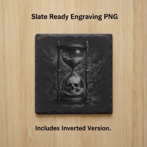 Könnte beinhalten: Schwarzer Schieferuntersetzer mit einem gravierten Sanduhr-Design, das einen Totenkopf im Glas zeigt. Der Text "Slate Ready Engraving PNG" und "Includes Inverted Version" sind auf dem Untersetzer abgebildet.