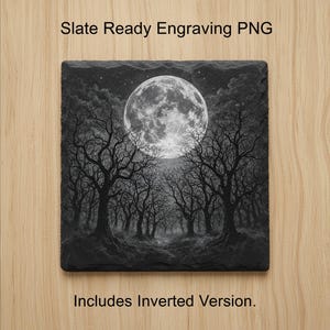 Puede incluir: Posavasos cuadrado de pizarra con una ilustración en blanco y negro de una luna llena sobre un bosque de árboles desnudos. El texto "Slate Ready Engraving PNG" y "Includes Inverted Version" se muestra en el posavasos.