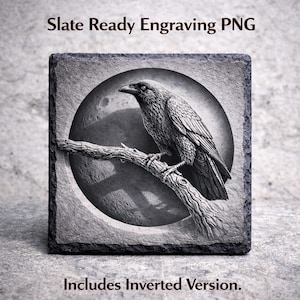 Op de afbeelding: Een vierkante leigravure met een gedetailleerde raaf op een tak, tegen een volle maan achtergrond. De afbeelding is in grijstinten, met de tekst "Slate Ready Engraving PNG" en "Includes Inverted Version."