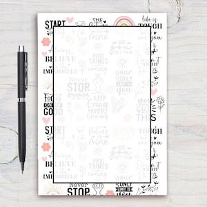Op de afbeelding: Een witte, printbare plannerpagina met motiverende citaten en illustraties. De citaten omvatten "Begin vandaag", "De toekomst is van mij", "Geloof altijd in het onmogelijke", "Stop nooit met dromen", "Focus op het goede", "Blijf doorgaan, blijf groeien", "Wees jezelf, niet zij", "Je enige limiet ben jij", "Het leven is hard, maar jij ook", "Droom het, wens het, doe het".