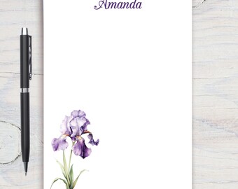 Może przedstawiać: Spersonalizowany notes z imieniem Amanda u góry. Notes zawiera akwarelowy rysunek fioletowego kwiatu irysa.