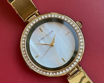 Anne Klein Perlmutt Kristall Lünette Gold Ton Quarz Damen Uhr Geschenk für sie