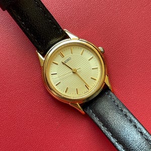Vintage Seiko V701-1930 Ladies Quartz Dress Watch Gold Tone Case