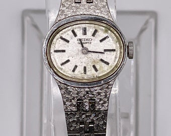 Tiny Seiko 1400-7389 quartz vintage horlogekast met textuur en armband 24 mm