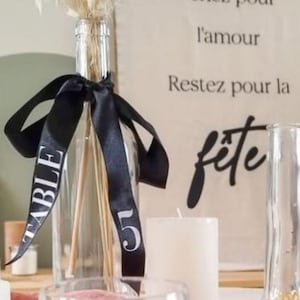 Numero da tavolo per matrimonio personalizzato con nastro di raso | Nastro personalizzato per numero da tavolo per matrimonio | Decorazione minimalista con numero da tavolo e bottiglia per matrimonio