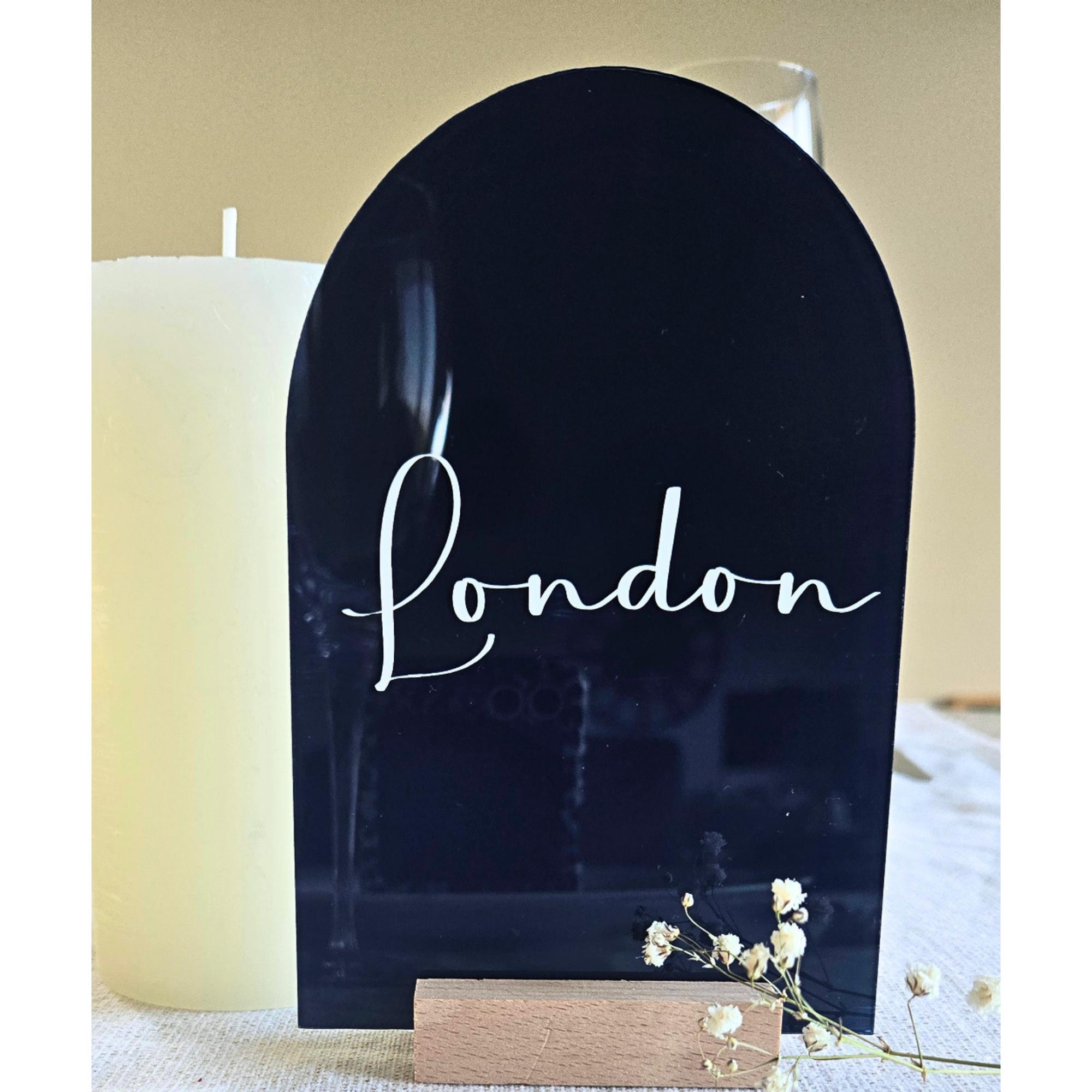 Nom de table mariage plexiglas personnalisé (villes du monde)