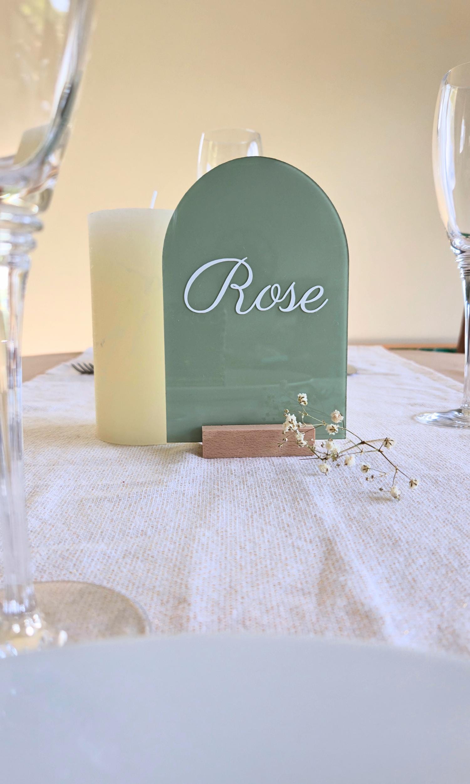 Nom de table mariage plexiglas personnalisé (fleurs)