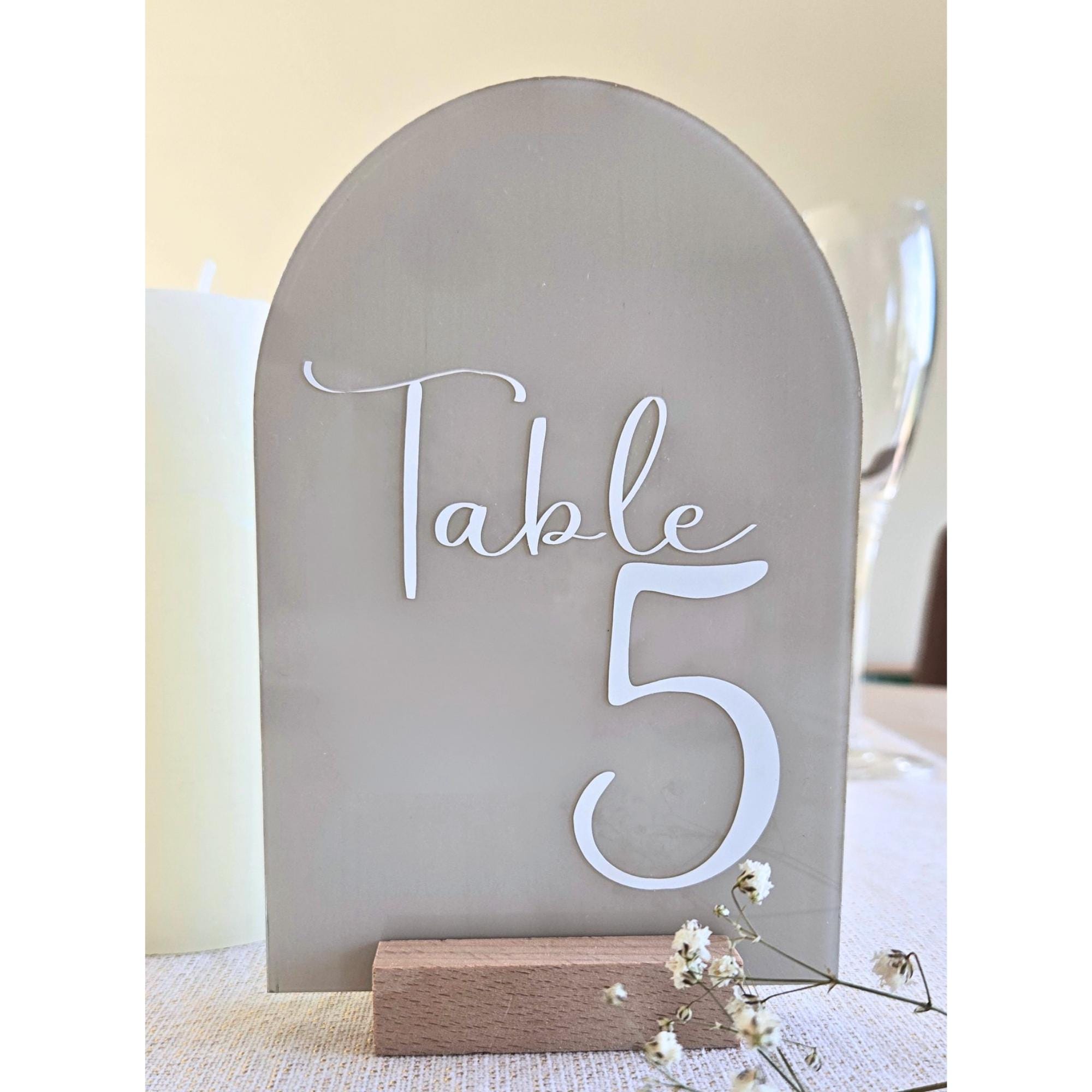 Numéro de table mariage arche plexiglas personnalisé