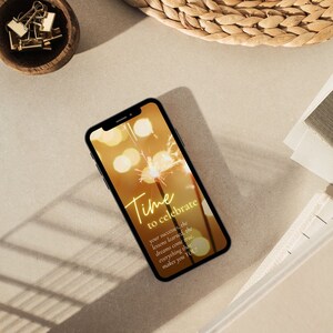 Puede incluir: Un tel&eacute;fono inteligente que muestra una cita motivacional sobre un fondo de luces bokeh doradas y una chispa. La cita dice "Time to celebrate your successes, the lessons learned, the dreams come true, everything that makes you YOU!"