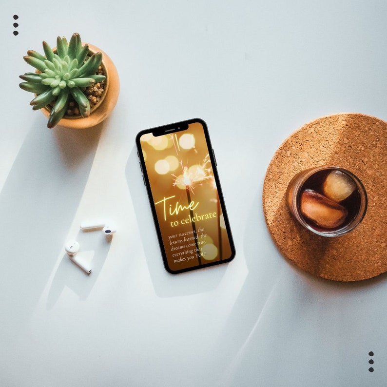 Puede incluir: Un tel&eacute;fono inteligente con un fondo dorado y una cita que dice "Time to celebrate your successes, the lessons learned, the dreams come true, everything that makes you YOU!"