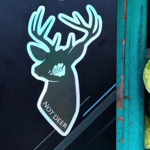 Pegatinas de vinilo de Not Deer Cryptid, regalo para cazadores de críptidos, criptozoólogos y cryptidcore