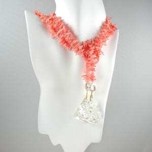 Coral, Baroque Pearl & Mother of Pearl Lariat Necklace - Mufi Jewels